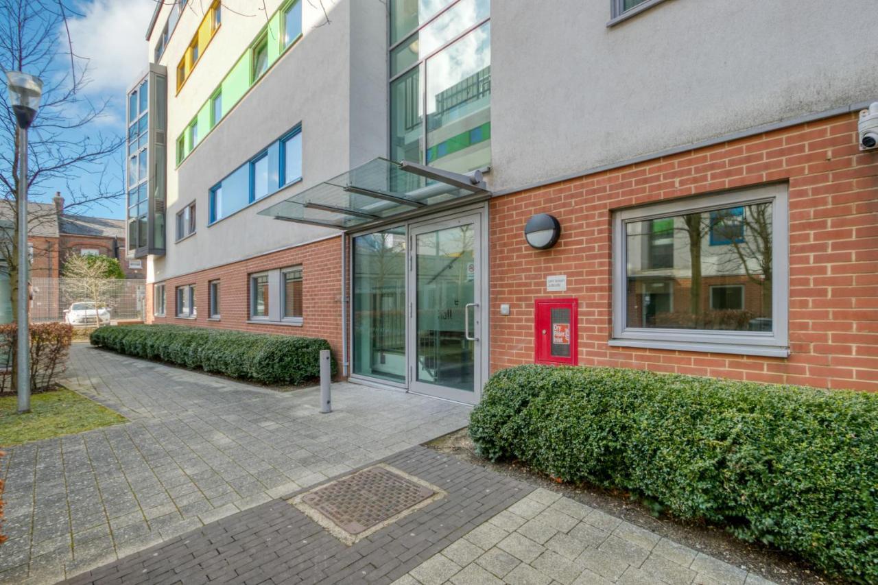 Bright & Central Studio In Luton, Sleeps 2 Лутон Экстерьер фото